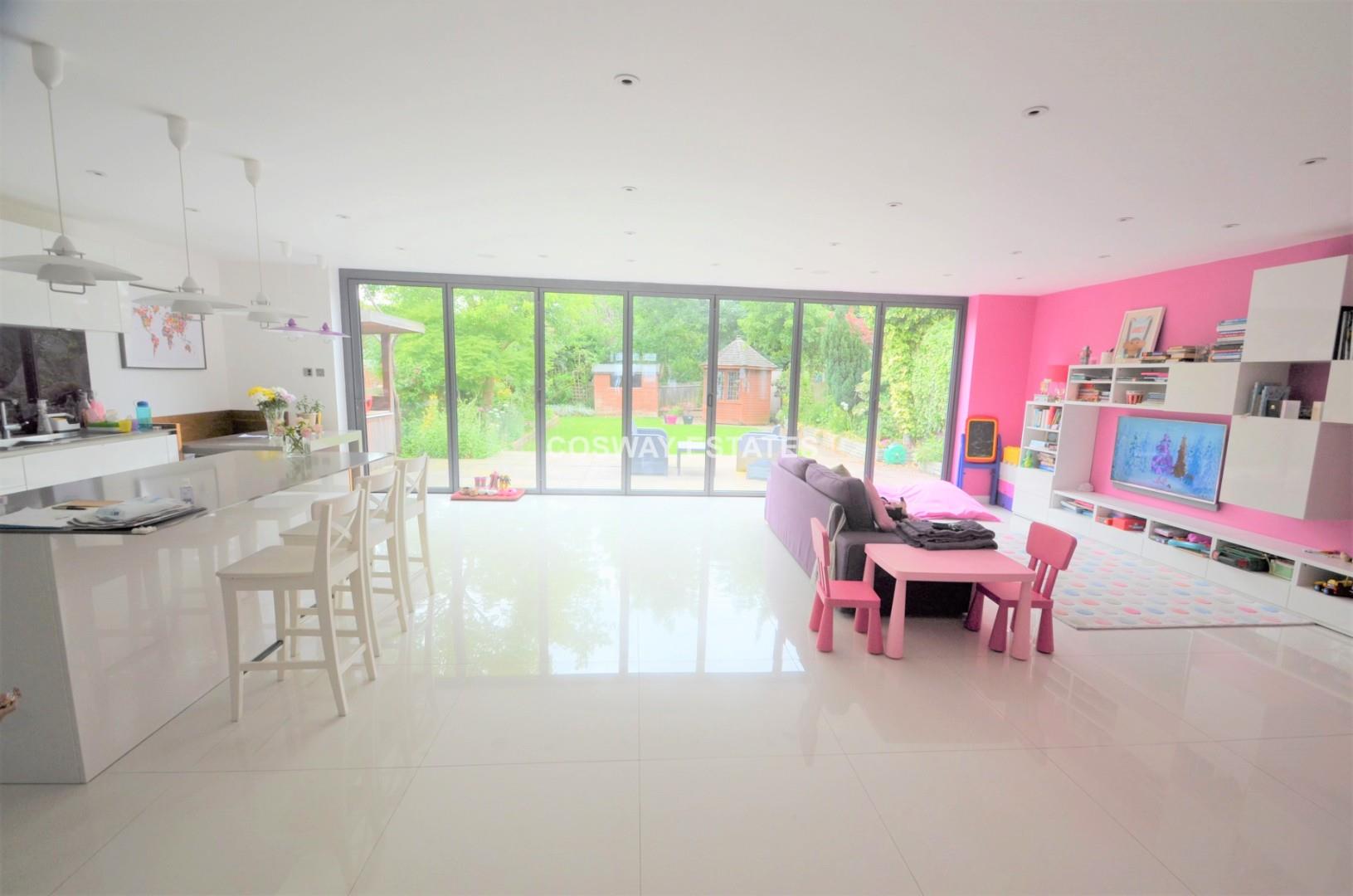Sunbury Avenue, Mill Hill